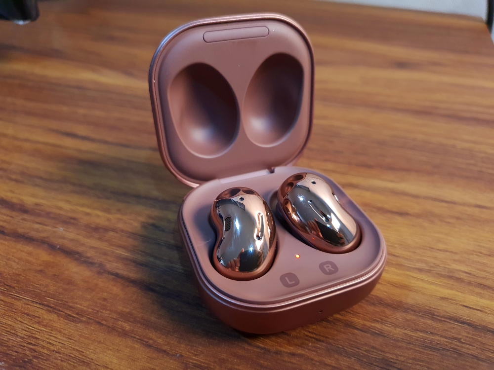 Наушники самсунг buds. Samsung Galaxy Buds Live Global. Galaxy Buds Live со смартфоном Redmi.