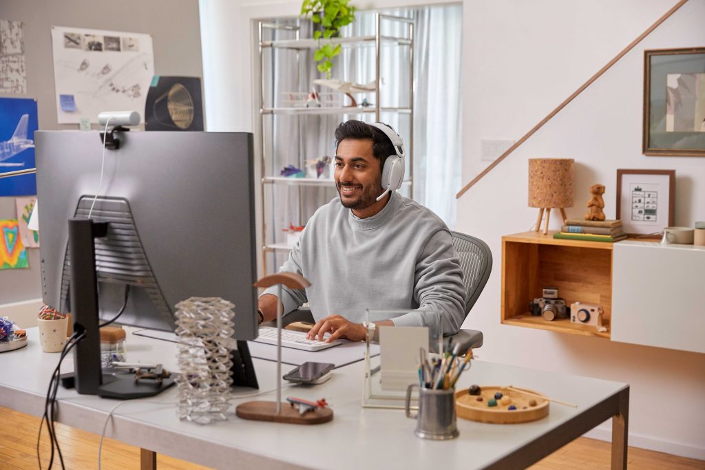 Logitech brio 500 and zone vibe 100 present in indonesia, webcam and headphones for hybrid workers | hybrid