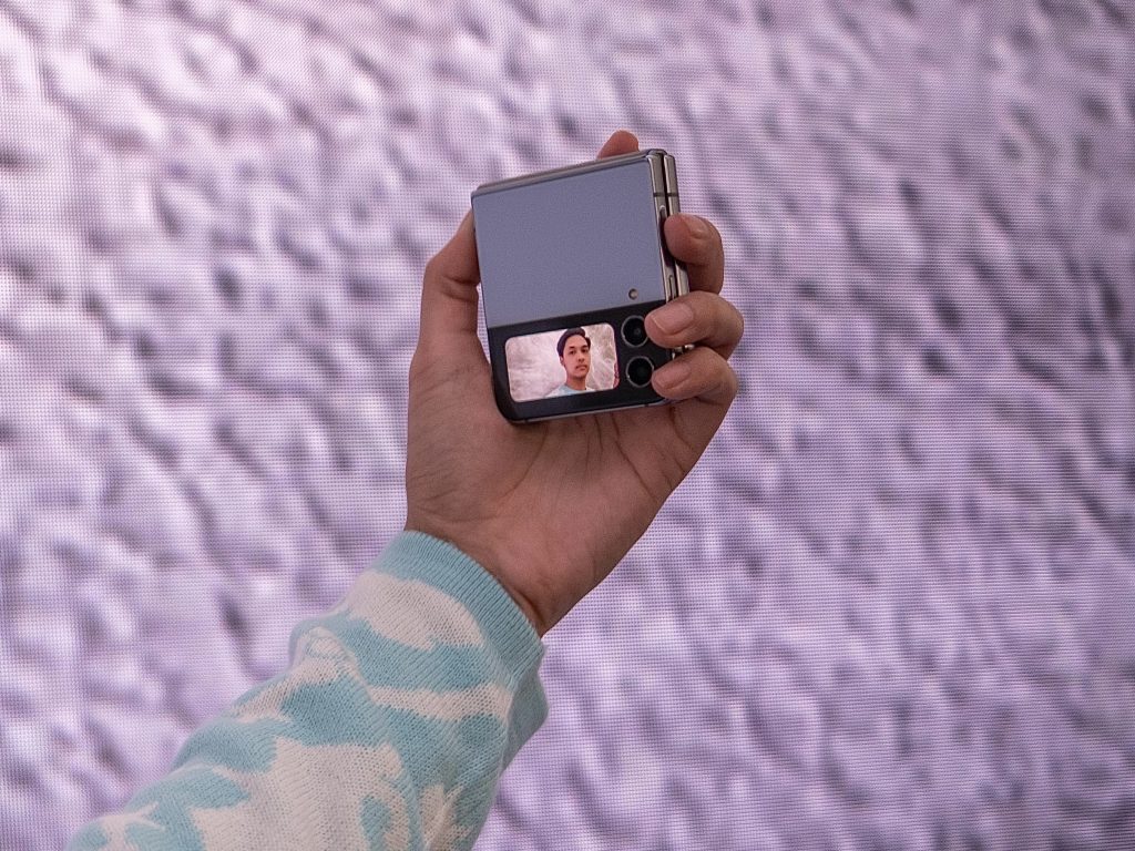 Selfie-anti-ribet-dengan-fitur-Quick-Shot-menggunakan-Cover-Screen-Galaxy-Z-Flip4-5G-1